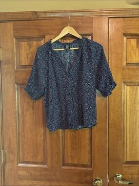 bobeau Navy Floral V-Neck Tie-Front Puff Sleeve Top